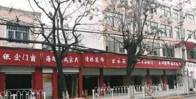 走在街上，察覺(jué)商店廣告牌千篇一律，統(tǒng)一式商鋪標(biāo)牌有須要嗎？5